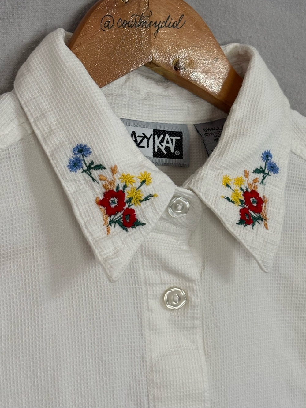 krazy kat White SS Button-Down Shirt with Multicolor Floral Embroidery Accents-S - Picture 6 of 12